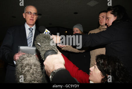 Kevin Rogers, de la SCP, lit une déclaration aux médias à la suite de la condamnation de Kevin Hargreaves à la Cour de la Couronne de Manchester. Banque D'Images