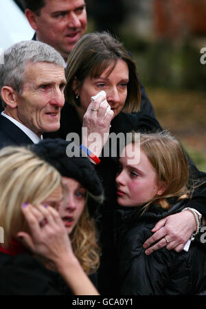 Helen Perry (au centre), mère du caporal Michael David Pritchard, âgé de 22 ans, du 4e Régiment, de la police militaire royale, est consolée à l'extérieur de la Toussaint Church, à Eastbourne, après les funérailles. Banque D'Images