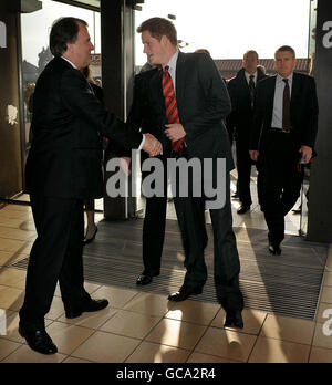 Le Prince Harry (au centre), récemment nommé vice-patron de l'Union de football de rugby (RFU) d'Angleterre, arrive pour une réception et un déjeuner au stade de Twickenham avant le match des RBS 6 Nations entre l'Angleterre et le pays de Galles. Banque D'Images