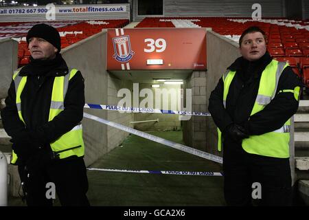 Le personnel de sécurité garde une zone encordée par la police à l'intérieur le se tient après un incident impliquant un ventilateur pendant le jeu Banque D'Images
