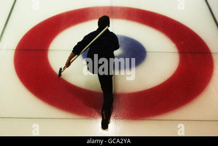 Shona Robison rencontre l'équipe de curling ParalympicsGB. Curlers locaux à la patinoire de Murrayfield Édimbourg. Banque D'Images