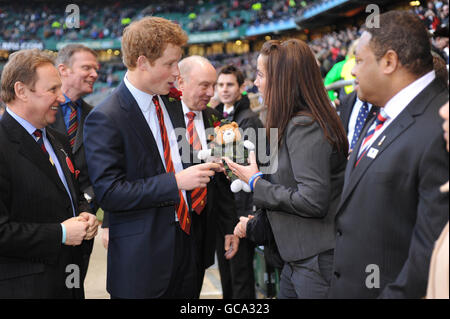 Le Prince Harry (au centre à gauche), récemment nommé vice-patron de l'Union de football de rugby (RFU) en Angleterre, reçoit un ours de l'armée britannique d'un sculpteur sans nom Sellyoak, avant le match des 6 nations RBS entre l'Angleterre et le pays de Galles au stade de Twickenham. Banque D'Images