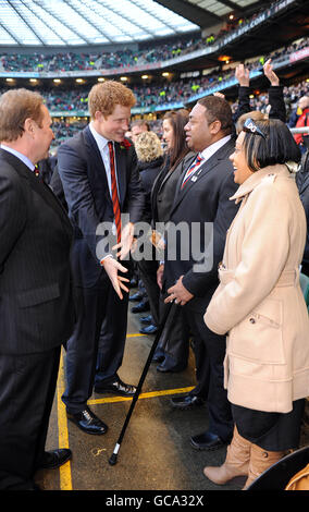 Le Prince Harry (au centre à gauche), récemment nommé vice-patron de l'Union de football de rugby d'Angleterre (RFU), rencontre le Soldat Derek Derenalagi et sa femme, avant le match des RBS 6 Nations entre l'Angleterre et le pays de Galles au stade de Twickenham. Banque D'Images