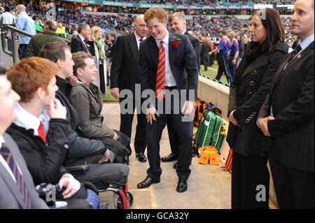 Le Prince Harry (au centre), récemment nommé vice-patron de la fédération anglaise de rugby à XV (RFU), rencontre un militaire blessé, avant le match des RBS 6 Nations entre l'Angleterre et le pays de Galles au stade de Twickenham. Banque D'Images