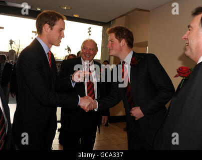 Le Prince Harry (à droite), récemment nommé vice-patron de la fédération anglaise de rugby à XV (RFU), accueille son frère le Prince William, avant le match des RBS 6 Nations entre l'Angleterre et le pays de Galles au stade de Twickenham. Banque D'Images