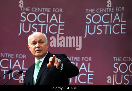 L'ancien chef du Parti conservateur, Iain Duncan Smith, lance le programme de travail du Centre pour la justice sociale, qui comprend des recommandations de politiques couvrant les soins aux personnes âgées, la justice pour les jeunes, la santé mentale, la cohésion communautaire et le retour sur investissement social. Banque D'Images