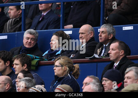 (G-D) Jim Stevenson, président de la SRU, la princesse Anne, présidente de l'Association française de rugby Pierre Camou et Sir Ian McGeechan regardent l'action depuis les tribunes. Banque D'Images