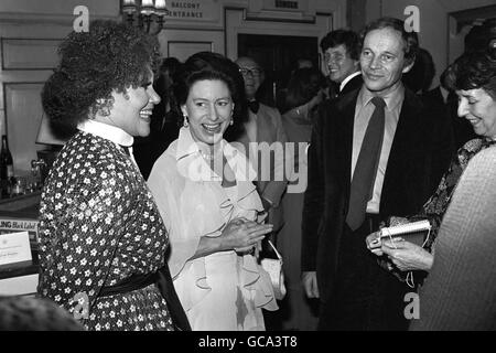 (l-r) Cleo Laine, la princesse Margaret, John Dankworth et Wendy Toye à l'avant-première du gala de la nouvelle comédie musicale 'Colette'. Il présente Laine avec la musique de son mari Dankworth Banque D'Images