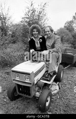 (l-r) Jazz Singers et l'équipe de mari et femme Cleo Laine Et John Dankworth au volant de leur pelouse motorisée tondeuse Banque D'Images