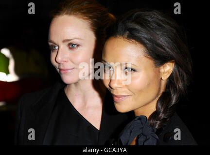 Stella McCartney (à gauche) et Thandie Newton arrivent pour la première de Food Inc. Au cinéma Curzon Mayfair de Londres. Banque D'Images