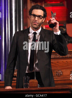 Sacha Baron Cohen, avec son Peter Sellers Award for Comedy, lors du Evening Standard film Awards au Movieum de County Hall, Londres. Banque D'Images