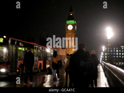 Les chambres du Parlement sont vues depuis le pont de Westminster à mesure que la neige légère tombe à Londres. Banque D'Images