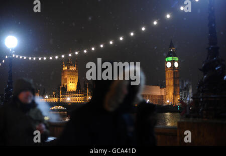 Les chambres du Parlement sont vues de Albert Embankment comme neige légère tombe à Londres. Banque D'Images