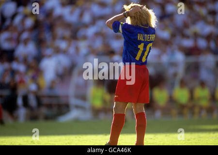 Football - coupe du monde de la FIFA USA 1994 - Groupe A - Colombie / Roumanie - Rose Bowl, Pasadena, le capitaine colombien Carlos Valderrama ne peut pas cacher sa déception comme son sentier latéral Roumanie par trois buts à un. Banque D'Images