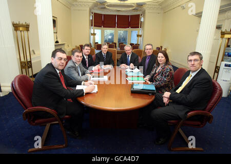 (De gauche à droite) Stephen Moutray, Nelson McCausland, Jeffrey Donaldson DUP, le premier ministre Peter Robinson, le premier ministre adjoint Martin McGuinness, Gerry Kelly, Michelle GilderNew et John O'Dowd de Sinn Fein lors de la première réunion d'un nouveau groupe de travail chargé d'examiner le parading, au château de Stormont, à Belfast. Banque D'Images