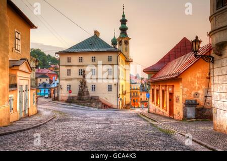 Ville située sur la place principale de la vieille ville de Banska Stiavnica, Slovaquie. Image HDR. Banque D'Images