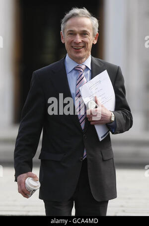 Le dirigeant adjoint de Fine Gael, Richard Bruton, quitte la table de conférence du parti à Leinster House à Dublin à la suite de la démission spectaculaire du journaliste devenu politicien George Lee. Banque D'Images