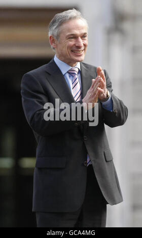 Le dirigeant adjoint de Fine Gael, Richard Bruton, quitte la table de conférence du parti à Leinster House à Dublin à la suite de la démission spectaculaire du journaliste devenu politicien George Lee. Banque D'Images