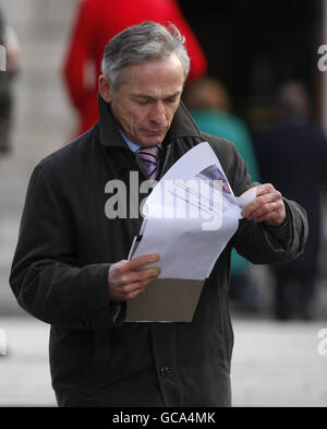 Richard Bruton, le vice-président de Fine Gael, lit un article sur la nomination du député Harriet Harman pour un « Prix du dos de l'année » après qu'il ait quitté une réunion de la table du parti à Leinster House, à Dublin, suite à la démission spectaculaire du journaliste devenu politicien George Lee. Banque D'Images