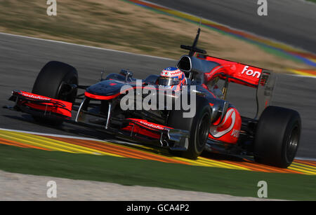 Jenson Button, en Grande-Bretagne, pilote la nouvelle McLaren MP4-25 pendant La session de test de Formule 1 Banque D'Images