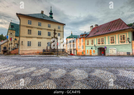 Ville située sur la place principale de la vieille ville de Banska Stiavnica, Slovaquie. Image HDR. Banque D'Images