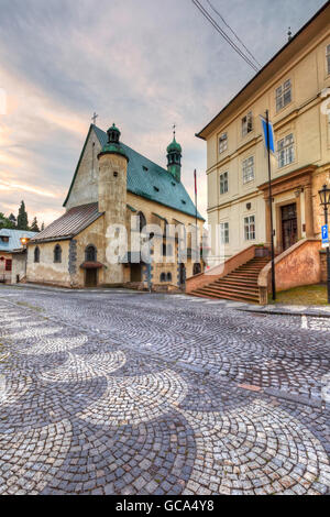 Hôtel de ville et une église dans la vieille ville de Banska Stiavnica, Slovaquie. Image HDR Banque D'Images