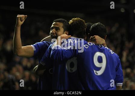 Louis Saha (au centre) d'Everton célèbre avec ses coéquipiers Tim Cahill (à gauche) et Landon Donovan (à droite) après avoir obtenu la note de leurs côtés pour égaliser le but Banque D'Images