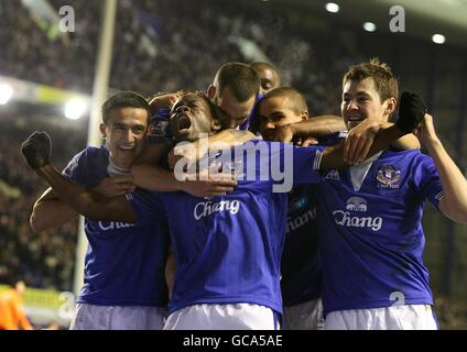 Louis Saha (au centre) d'Everton fête ses points avec ses coéquipiers son et ses côtés deuxième but du jeu Banque D'Images