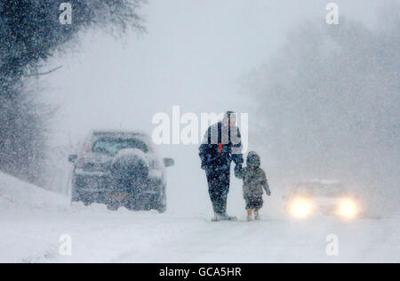 Hiver Feb.Les gens traversent la Great Chart près d'Ashford, dans le Kent, après une nuit de fortes chutes de neige. Banque D'Images