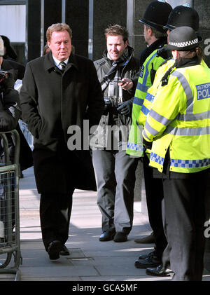 Le directeur de Tottenham Hotspur, Harry Redknapp, (à gauche) arrive au tribunal de la ville de Westminster, à Londres, où il comparaîtra, accusé d'évasion fiscale. Banque D'Images