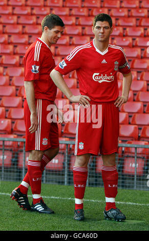 Le capitaine de Liverpool Steven Gerrard avec son travail à la cire double sur le terrain à Anfield. La figure est la dernière addition au musée de cire de Madame Tussauds à Londres. Banque D'Images