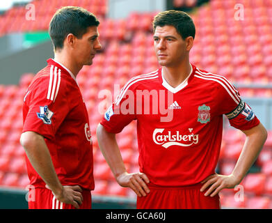 Le capitaine de Liverpool Steven Gerrard avec son travail à la cire double sur le terrain à Anfield. La figure est la dernière addition au musée de cire de Madame Tussauds à Londres. Banque D'Images