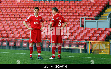 Le capitaine de Liverpool Steven Gerrard avec son travail à la cire double sur le terrain à Anfield. La figure est la dernière addition au musée de cire de Madame Tussauds à Londres. Banque D'Images