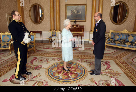 La reine Elizabeth II de Grande-Bretagne reçoit son Excellence M. Mauricio Rodriguez-Munera, ambassadeur de la Colombie, (à droite) lorsqu'il présente ses lettres de créance au Palais de Buckingham à Londres. Banque D'Images