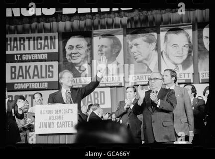 Campagne 1976 Rassemblement à Chicago avec candidate présidentielle Jimmy Carter en agitant à la foule comme Le Maire Richard Daley. Banque D'Images