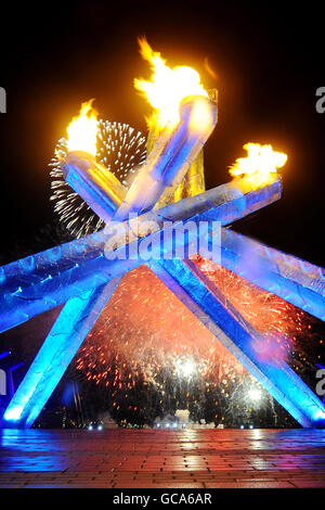 La flamme olympique est allumée lors de la cérémonie d'ouverture des Jeux olympiques d'hiver de 2010 à BC place, Vancouver, Canada. Banque D'Images