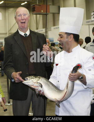 Ancien responsable du football irlandais et célèbre pêcheur à la ligne Jack Charlton en compagnie du chef Chris Sandford lors de l'ouverture du salon angling Ireland au National Show Center de Swords, Co Dublin. Banque D'Images