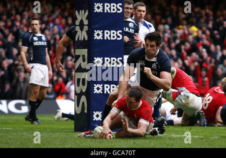 Shane Williams, pays de Galles, remporte un match du pays de Galles lors du match RBS 6 Nations au Millennium Stadium de Cardiff. Banque D'Images