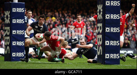 Shane Williams, pays de Galles, remporte un match du pays de Galles lors du match RBS 6 Nations au Millennium Stadium de Cardiff. Banque D'Images