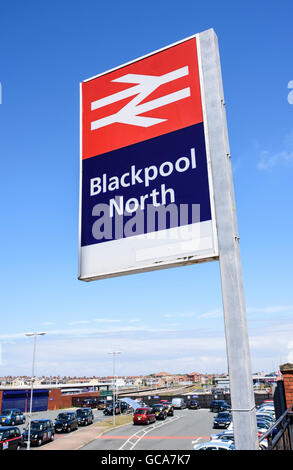 Affiche à l'extérieur de la gare du nord de Blackpool de Blackpool, Lancashire, UK Banque D'Images