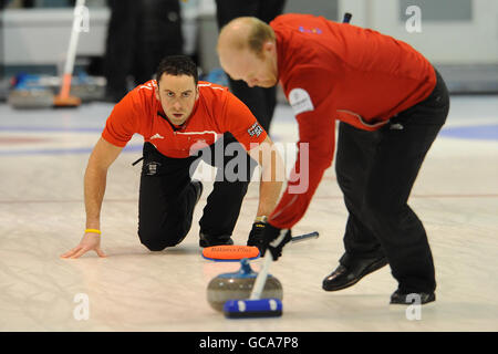 La Grande-Bretagne saute David Murdock (à gauche) et Ewan MacDonald (à droite) pendant l'entraînement au Richmond Curling Club, à Vancouver. Banque D'Images