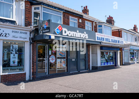 L'avant d'un domino's pizza restaurant à emporter dans un défilé de boutiques à Blackpool, lancashire, uk Banque D'Images