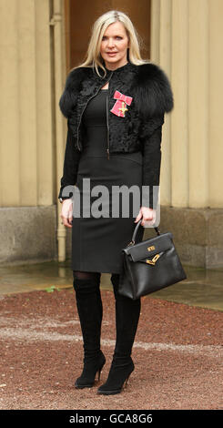 La couturier Amanda Wakeley porte son OBE au Palais de Buckingham après la cérémonie d'investiture. Banque D'Images