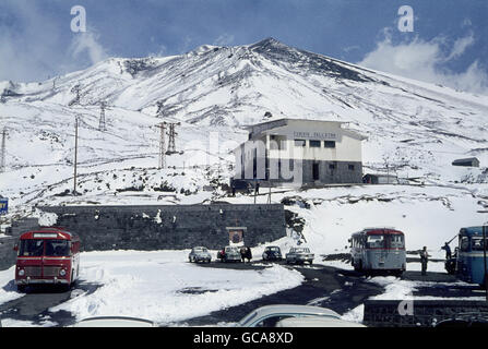 Géographie / Voyage, Italie, Sicile, paysages, vue sur le sommet de l'Etna avec le funiculaire en premier plan, avril 1962, droits supplémentaires-Clearences-non disponible Banque D'Images