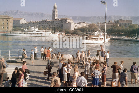 Géographie / Voyage, Croatie, Split, châteaux, Palais de Dioclétien, construit vers 300, vue extérieure du port, 26.9.1961, en arrière-plan les montagnes Kozjak, Europe, Dioclétien, 20ème siècle, historique, historique, années 1960, 60s, Dalmatie, UNESCO site du patrimoine culturel mondial, personnes, navires, droits additionnels-Clearences-non disponible Banque D'Images