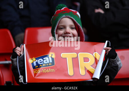 Rugby Union - RBS 6 Nations Championship 2010 - pays de Galles / Ecosse - Millennium Stadium.Un jeune fan du pays de Galles montre son soutien dans les tribunes en affichant un panneau d'essai Banque D'Images