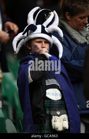 Rugby Union - RBS 6 Nations Championship 2010 - pays de Galles / Ecosse - Millennium Stadium. Un jeune fan écossais montre son soutien dans les tribunes Banque D'Images