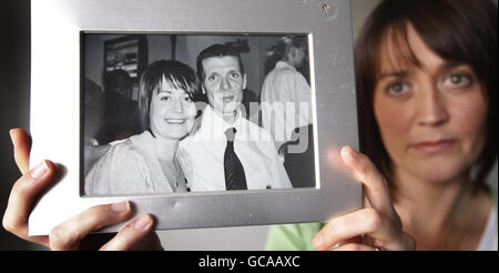 Caroline McIntyre, veuve du cycliste champion Jason McIntyre, détient une photographie de ces deux hommes aux avocats Thompsons de Glasgow. Banque D'Images