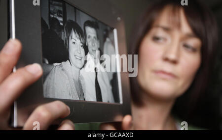 Caroline McIntyre, veuve du cycliste champion Jason McIntyre, détient une photographie de ces deux hommes aux avocats Thompsons de Glasgow. Banque D'Images