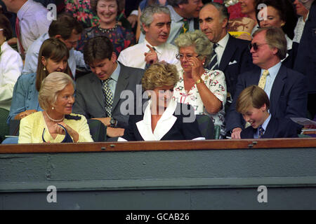 (G/D) LA DUCHESSE DE KENT, LA PRINCESSE DE GALLES ET LE PRINCE WILLIAM S'ATTCHIRENT DANS LA BOÎTE ROYALE LORS DE LA FINALE FÉMININE DES SINGLES À WIMBLEDON. Banque D'Images